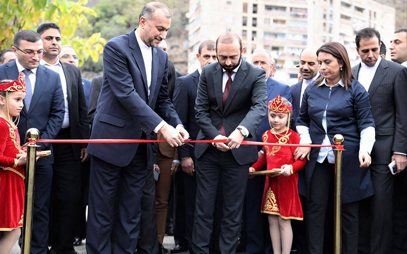 گفتگو آرا شاوردیان با خبرگزاری دانشجو در شهر قاپان هنگام افتتاح سرکنسولگری ایران در ارمنستان